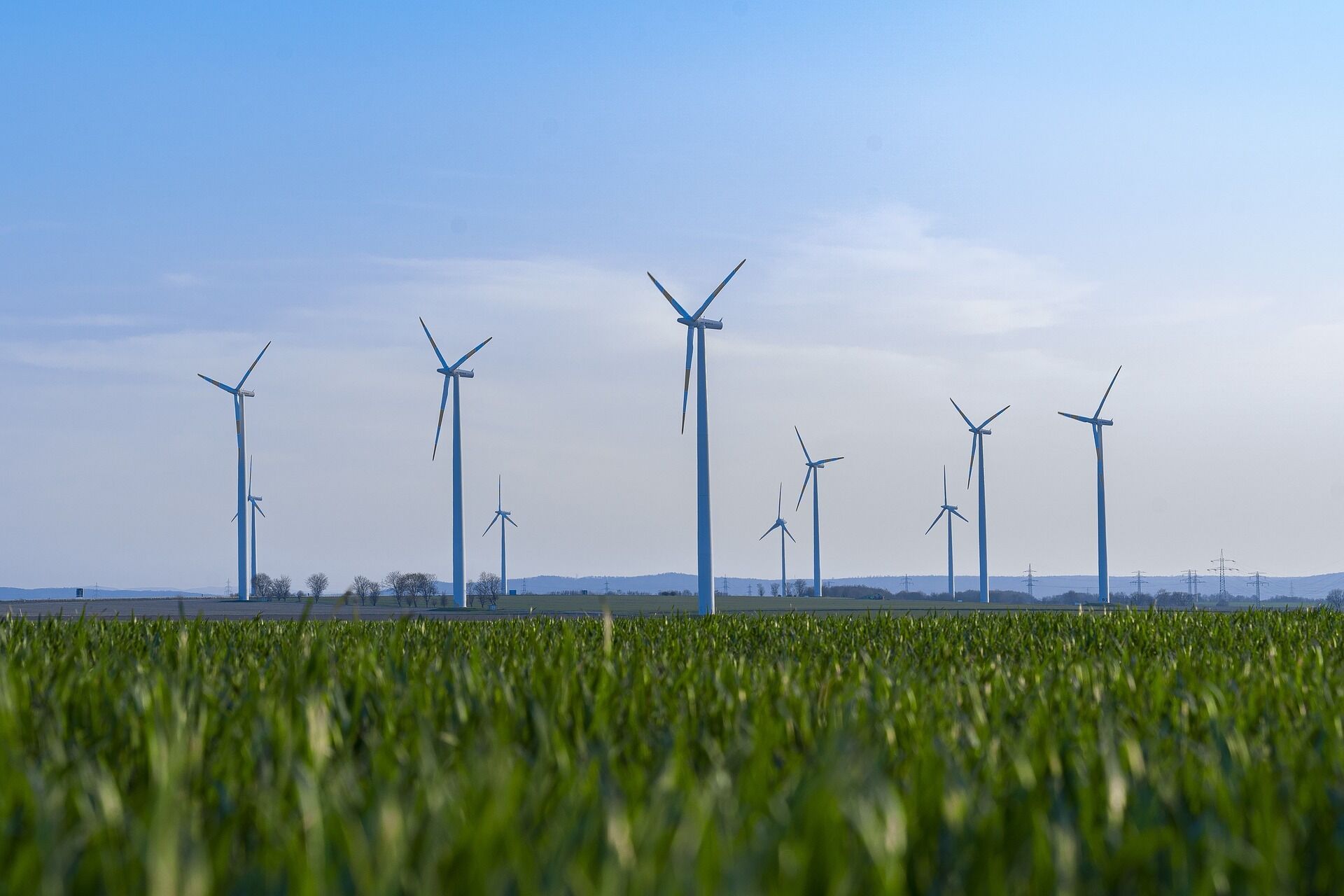 Several wind turbines on a large meadow and a clear blue sky © Pascal Beckmann auf Pixabay