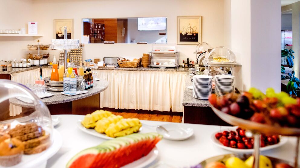 The breakfast buffet at Hotel Der Kaiserhof with fresh fruit and pastries on a table.