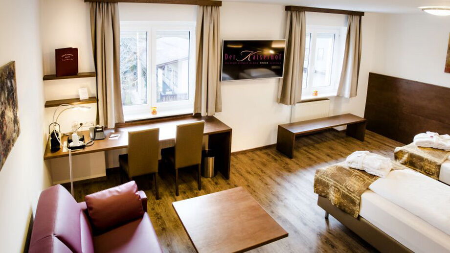Die geräumige Junior Suite mit viel Platz für Rollstuhlfahrer im Der Kaiserhof Ried