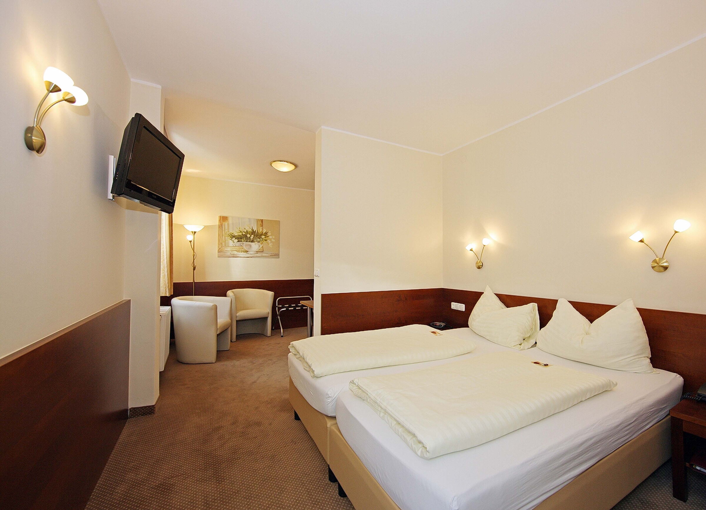 Classic double room with box-spring bed and TV at Hotel Der Kaiserhof