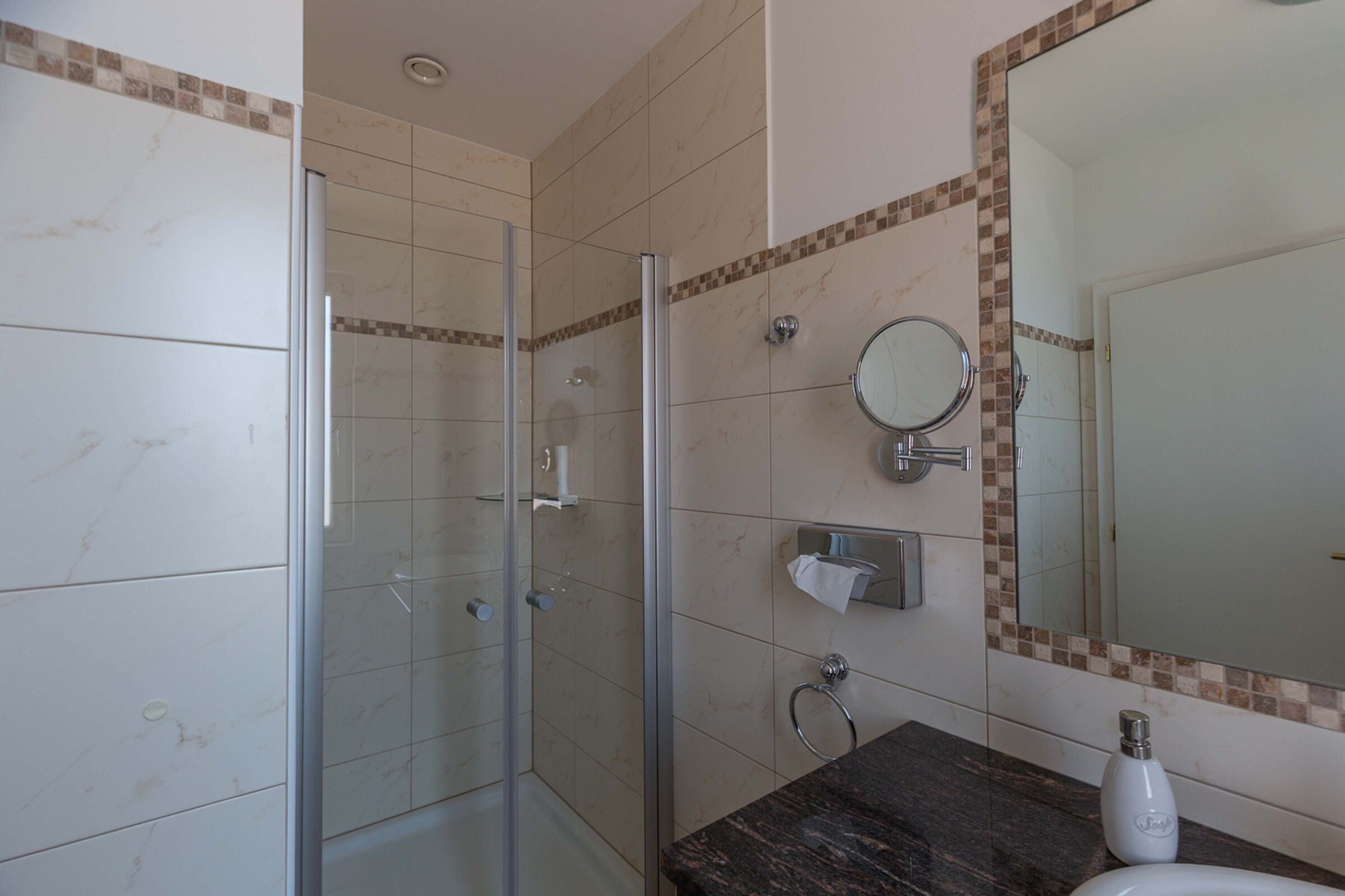 The bathroom in the spacious Classic double room with shower at Hotel Der Kaiserhof