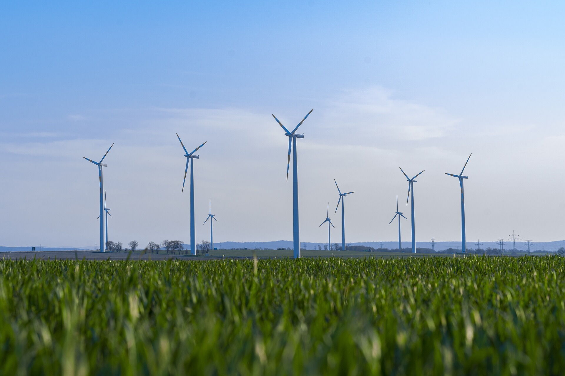 Several wind turbines on a large meadow and a clear blue sky © Pascal Beckmann auf Pixabay