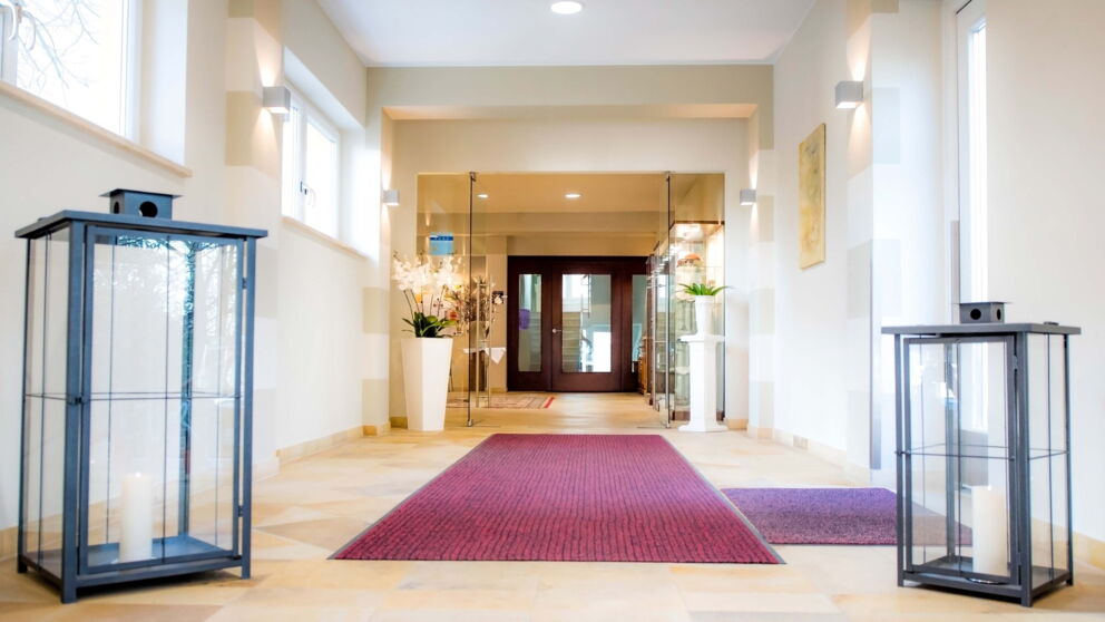 The red carpet in the entrance area of the Hotel Der Kaiserhof.