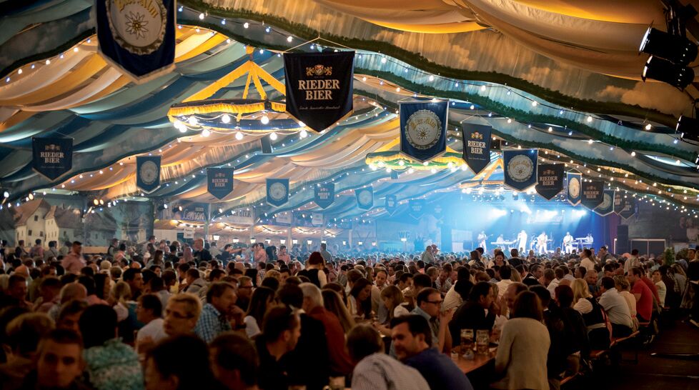 Das Rieder Volksfest wird von vielen Menschen besucht und findet in einem Bierzelt statt.
