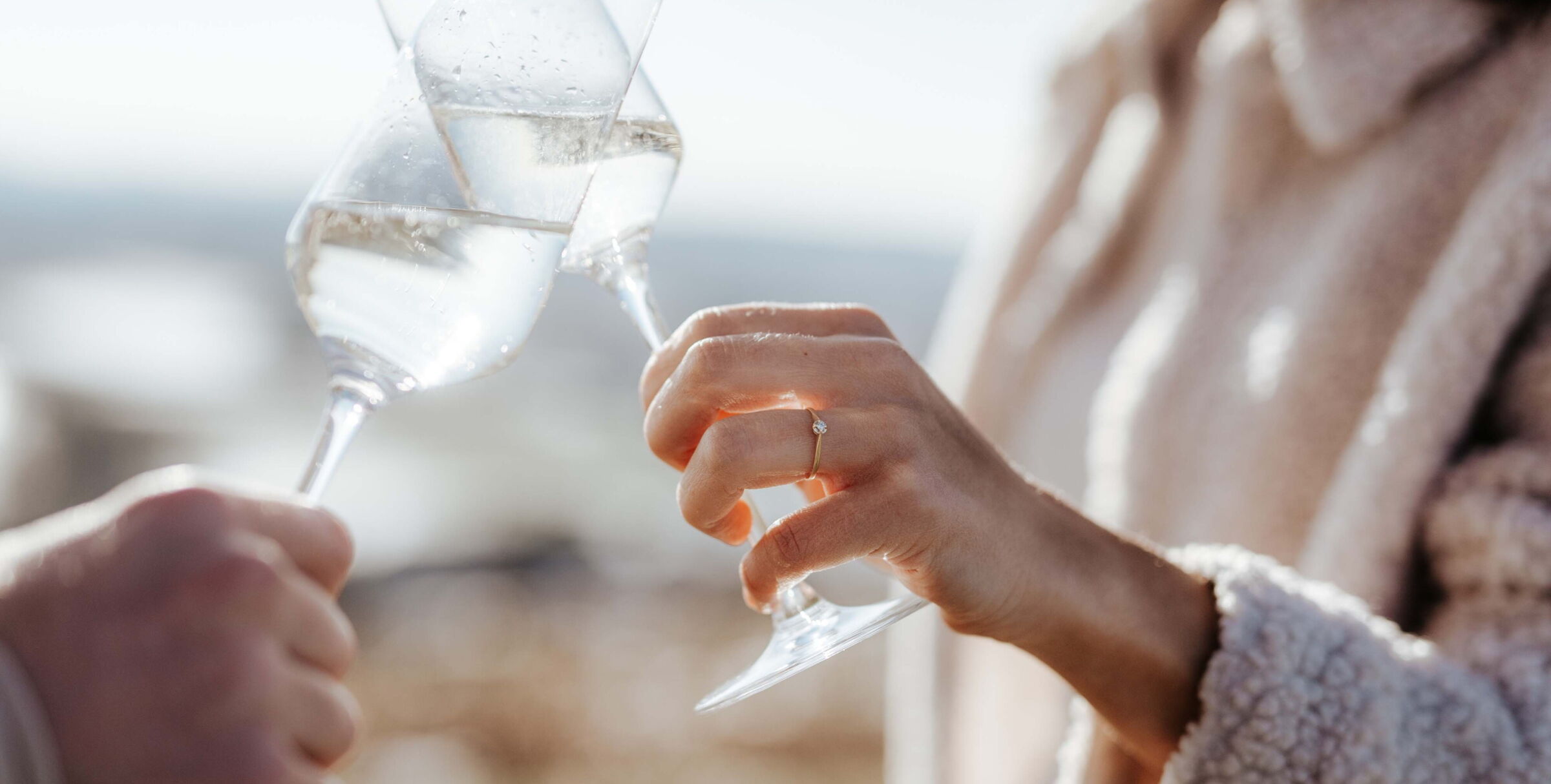 Ein Paar stößt mit einem Glas Champagner an © S'INNVIERTEL Tourismus - Klugsberger Matthias | FOTOGRAFIE