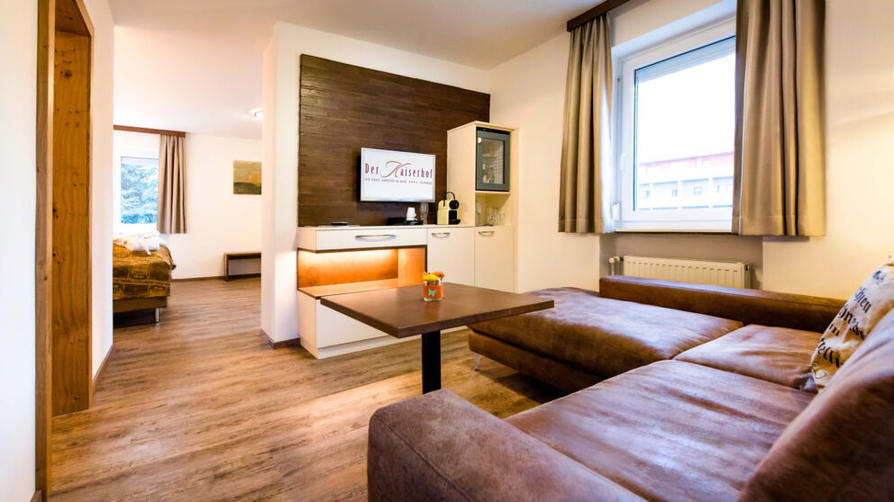 Der Wohnbereich der Business-Suite mit einer großen Couch im Hotel Der Kaiserhof