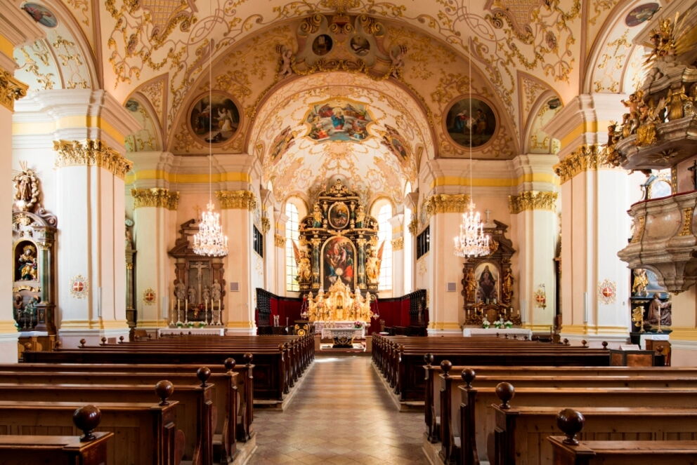The inside of the parish church, where the Schwanthaler Alatar can be seen.
