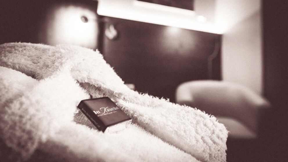 A matchbox with the inscription Der Kaiserhof on a bathrobe