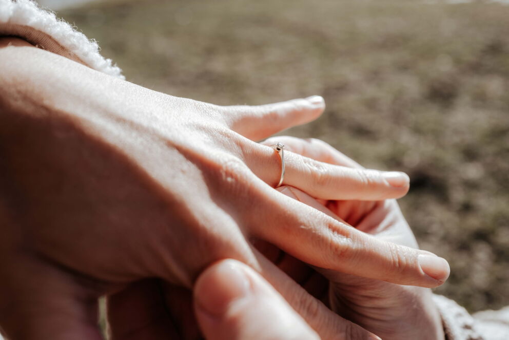 Zwei Hände in der Nahaufnahme, die eine Hand gibt der anderen den Ring auf den Finger © S'INNVIERTEL Tourismus - Klugsberger Matthias | FOTOGRAFIE