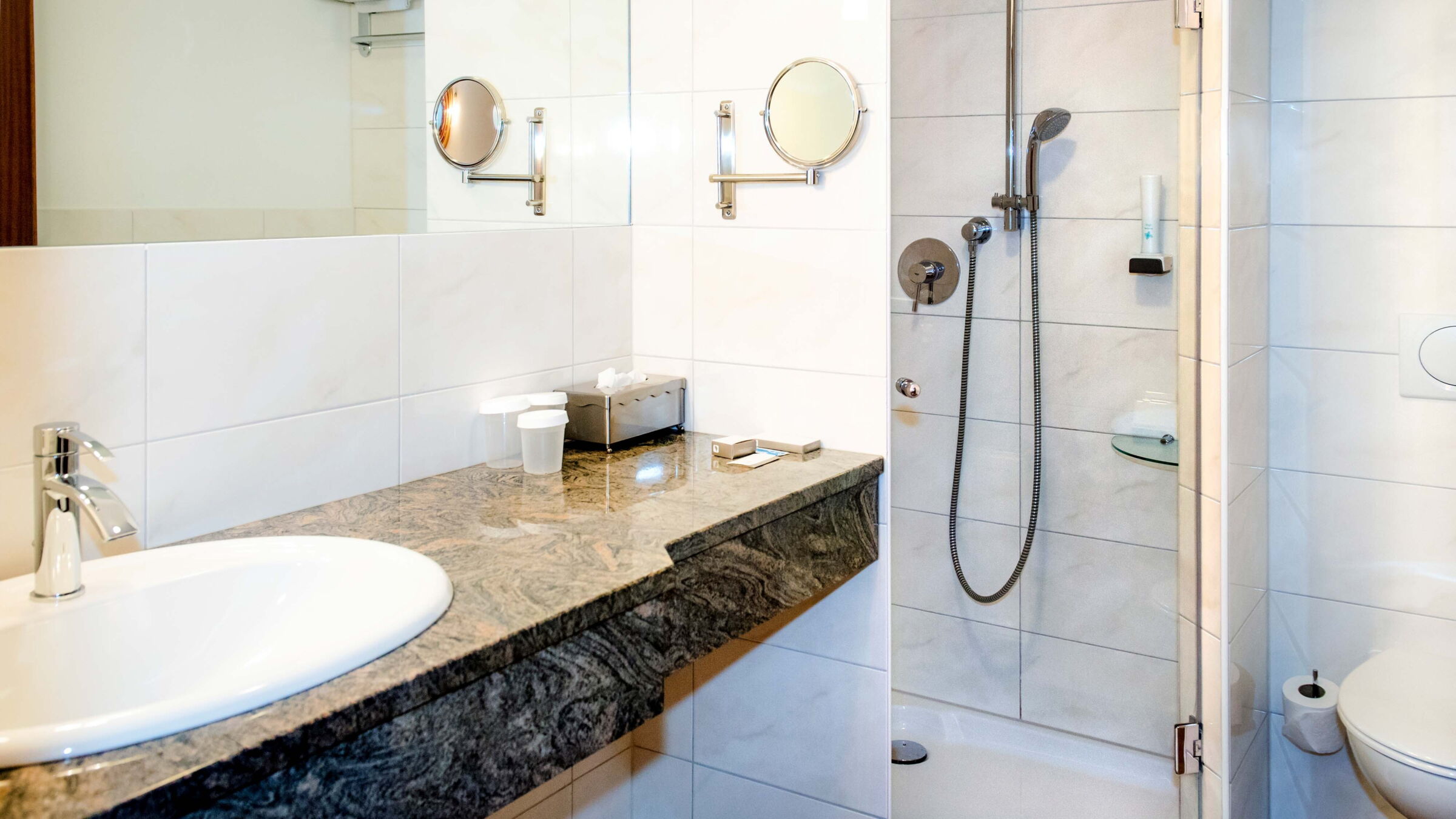 Classically furnished bathroom in the Classic double room at Hotel Der Kaiserhof