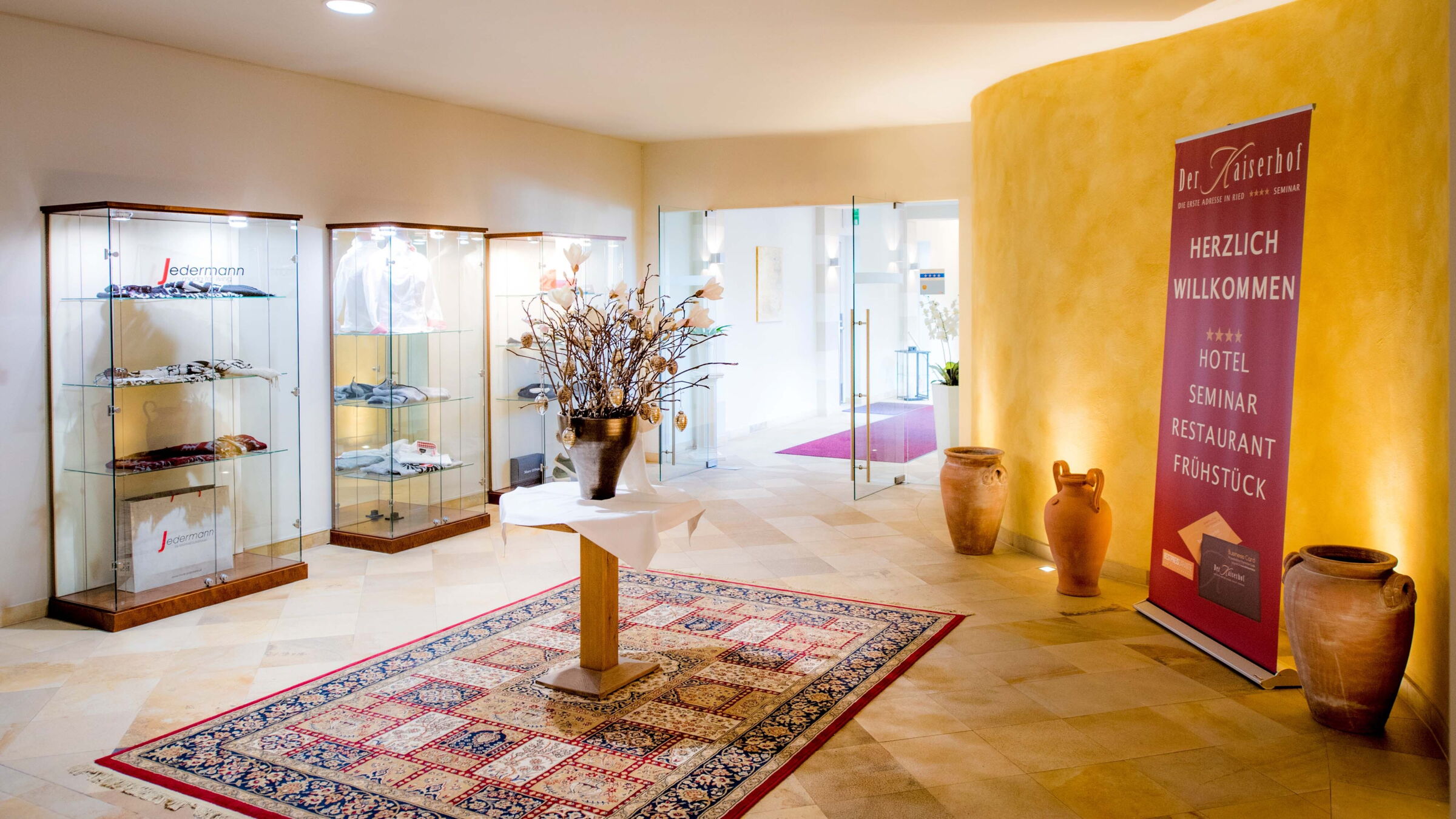 The entrance area of the hotel Der Kaiserhof.