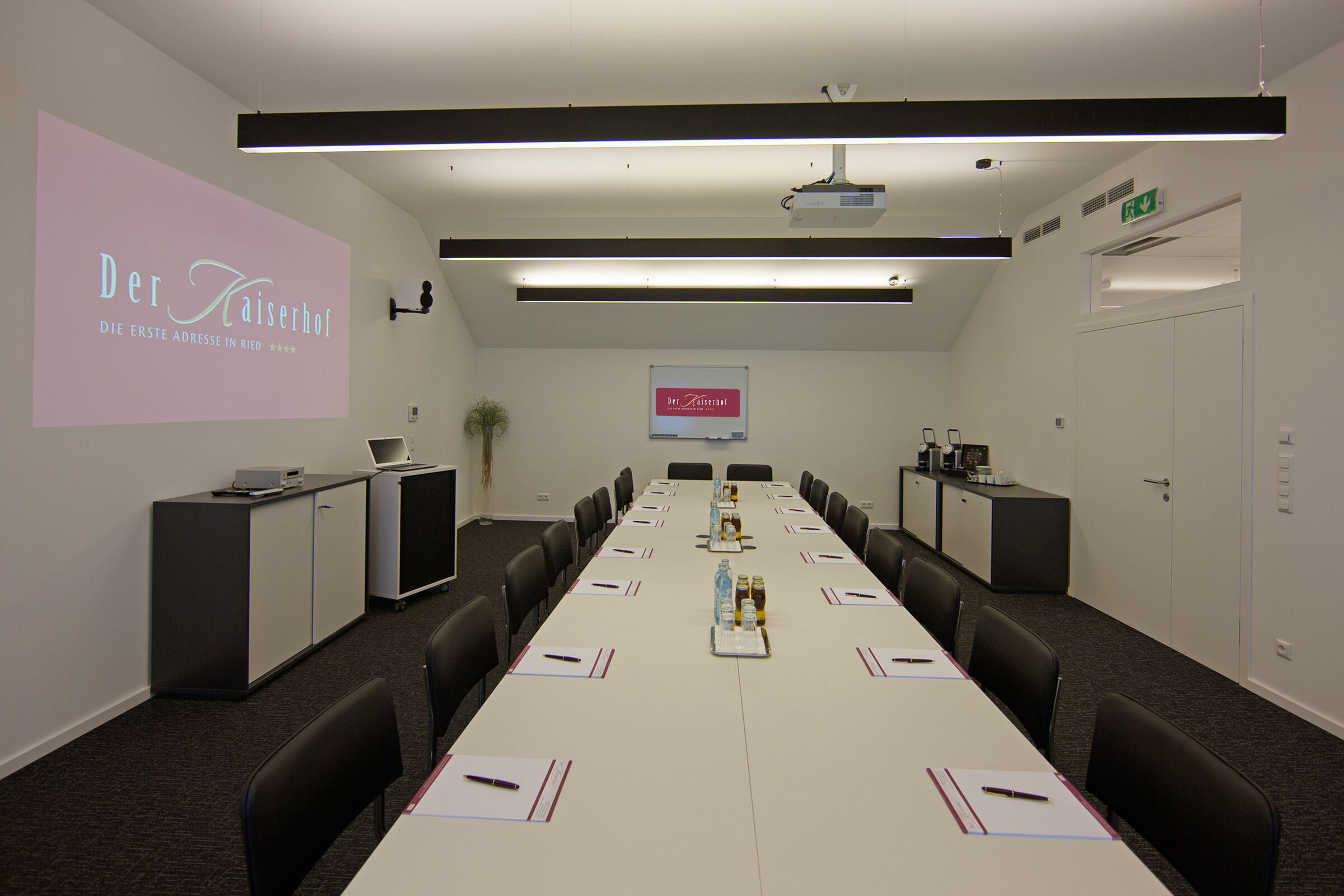 The seminar room at Hotel Der Kaiserhof in Ried with projector and other high-quality equipment