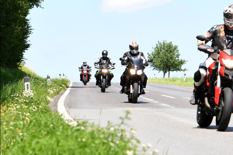 Vier Motorradfahrer auf einer Straße © Innviertel Tourismus | Fotolounge Blende8