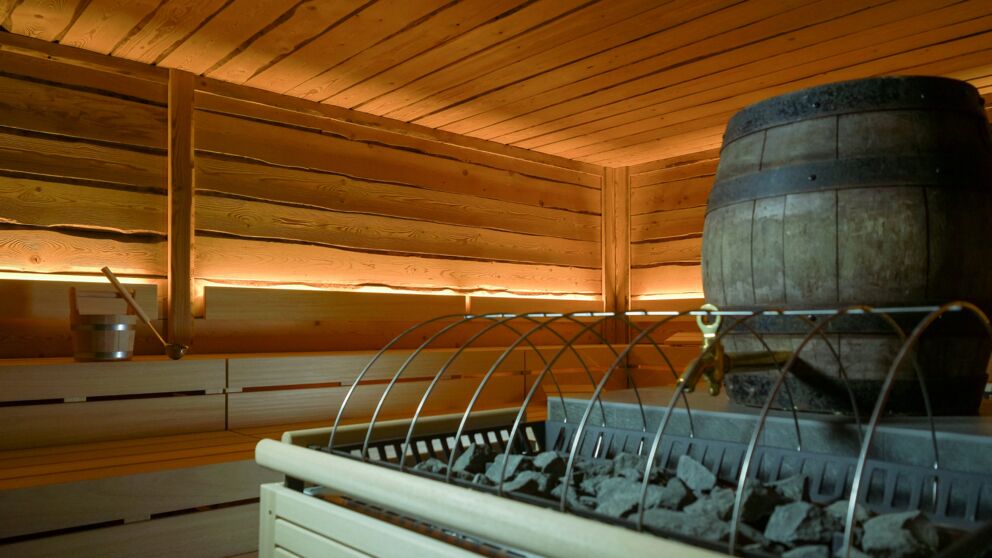 Die hölzerne Fasslsauna von innen.