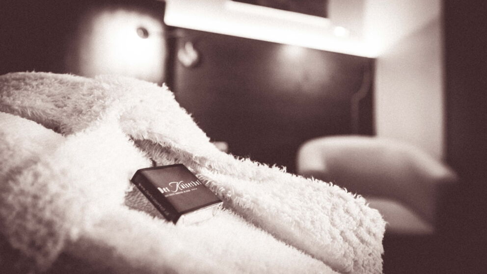 A matchbox with the inscription Der Kaiserhof on a bathrobe