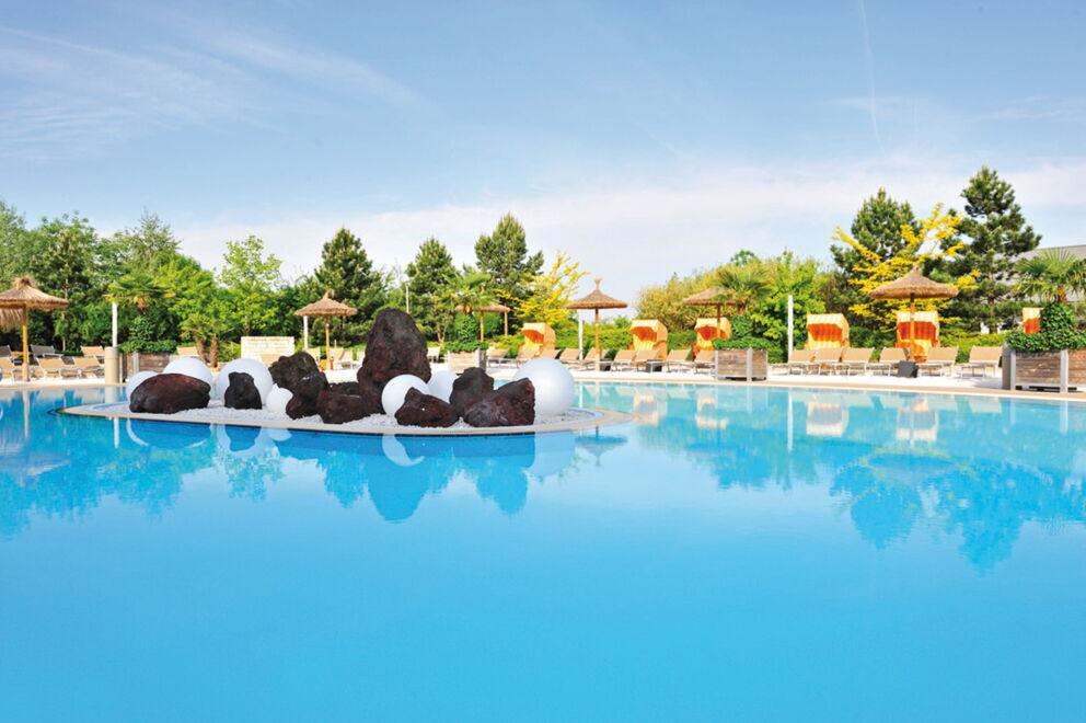 An island in the outdoor pool at Therme Geinberg