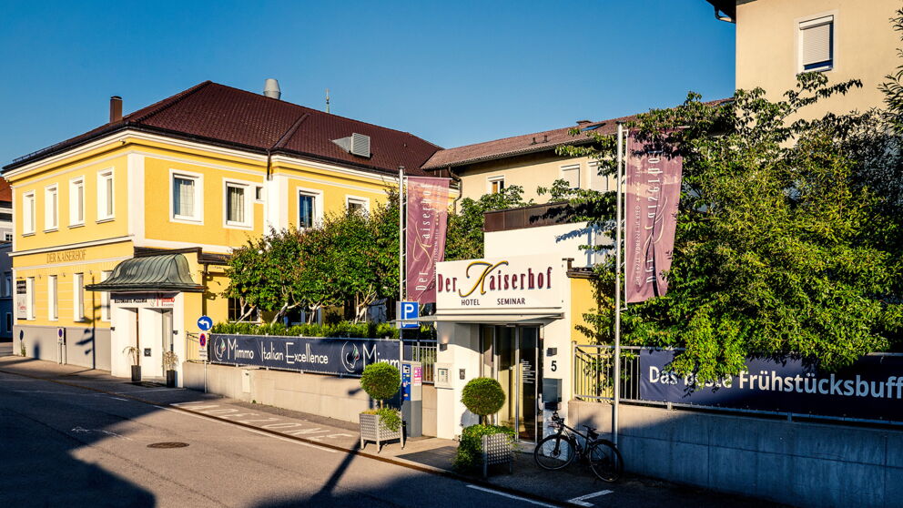Das Hotel Der Kaiserhof in Ried von außen