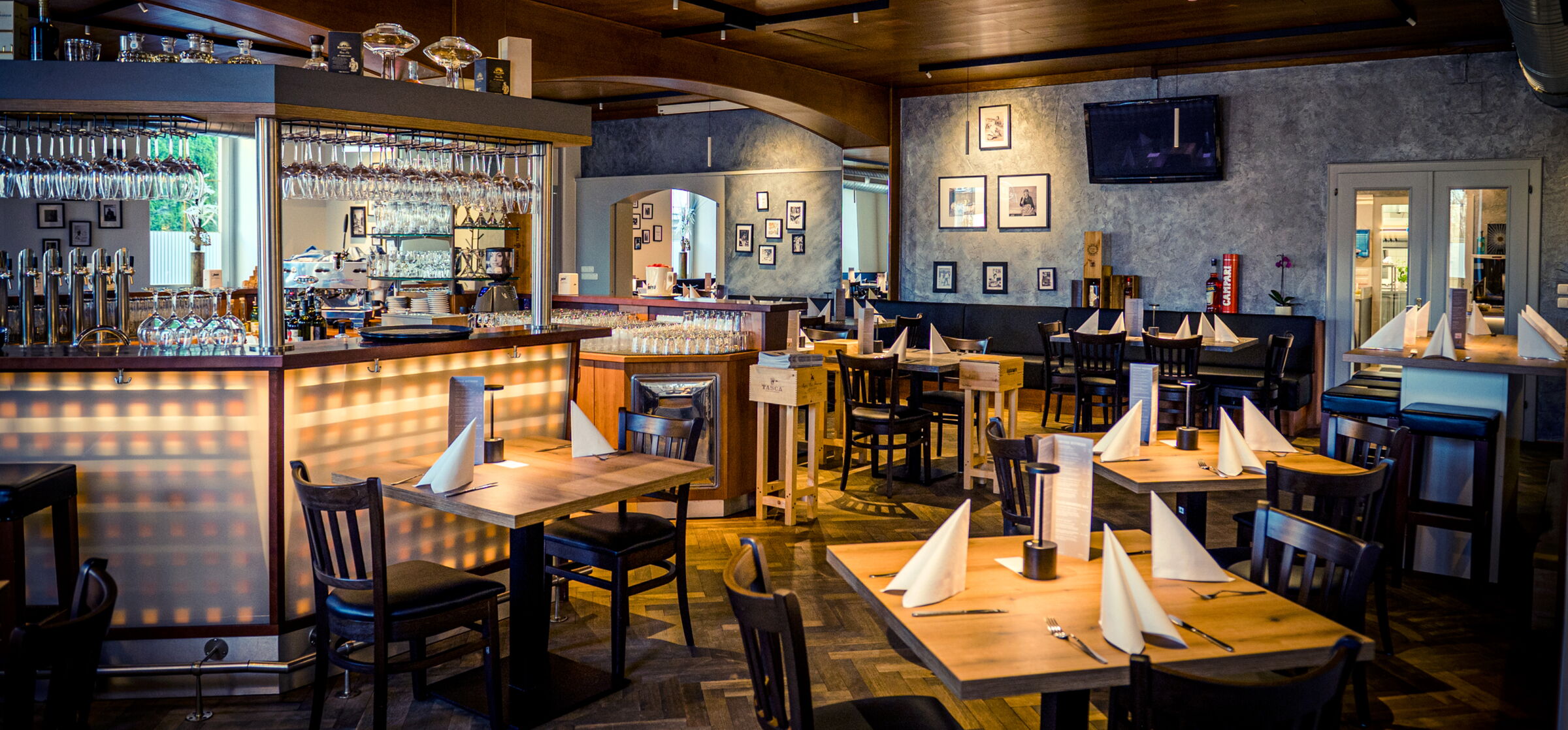 The "Da Mimmo" restaurant at Hotel Der Kaiserhof with several tables and a bar