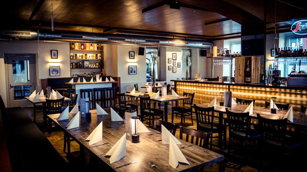 Ristorante Pizzeria Mimmo in Ried with beautifully laid tables and wonderful lighting
