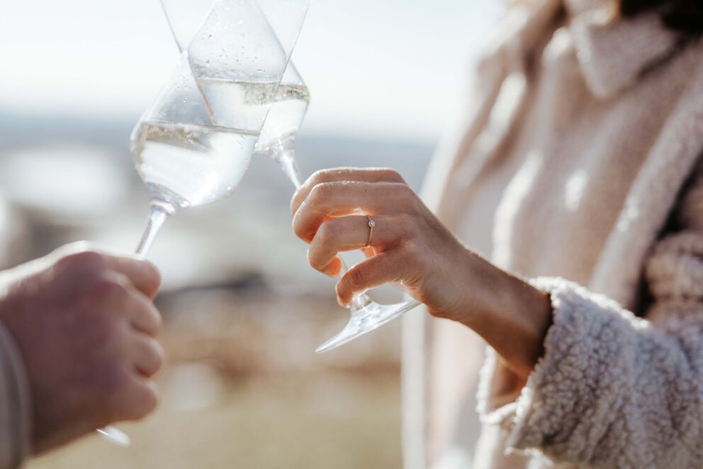 Ein Paar stößt mit einem Glas Champagner an © S'INNVIERTEL Tourismus - Klugsberger Matthias | FOTOGRAFIE