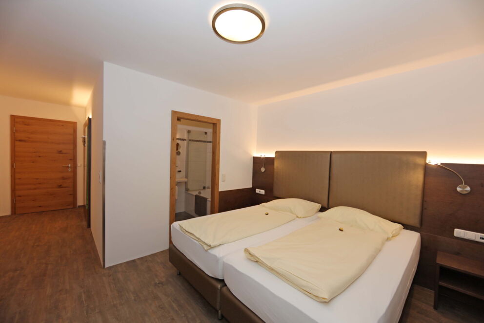 Modernes Business-Doppelzimmer mit Holzboden im Hotel der Kaiserhof