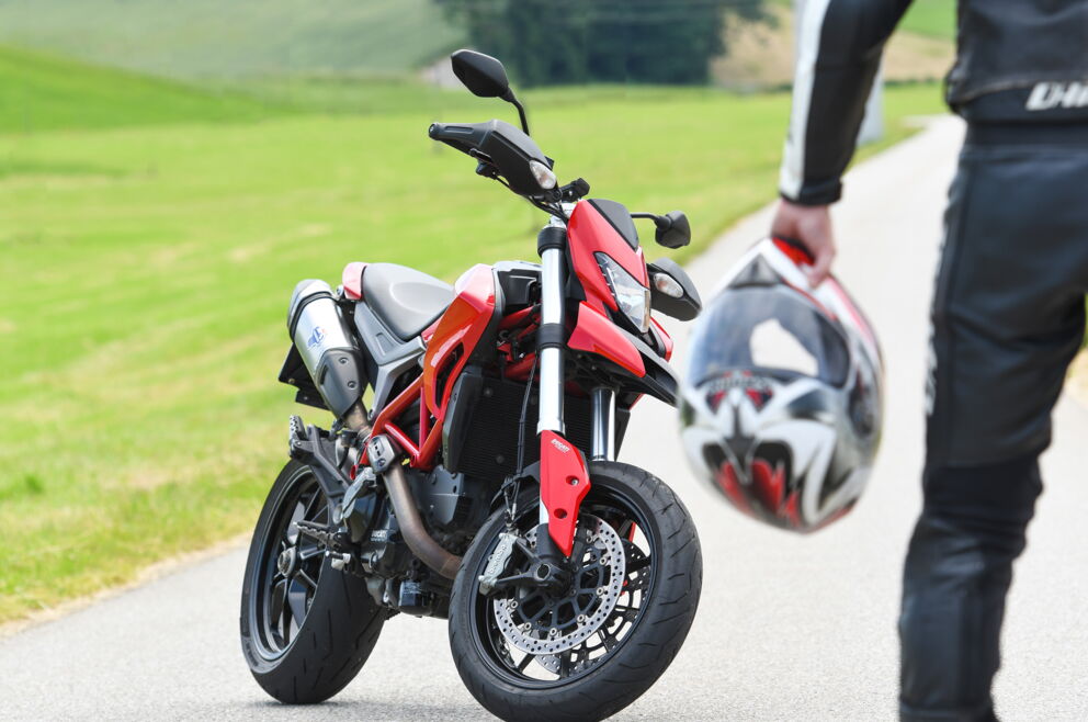 Ein Ducati Hyper Motorrad und der Motorradhelm auf dem Bild © Innviertel Tourismus | Fotolounge Blende8