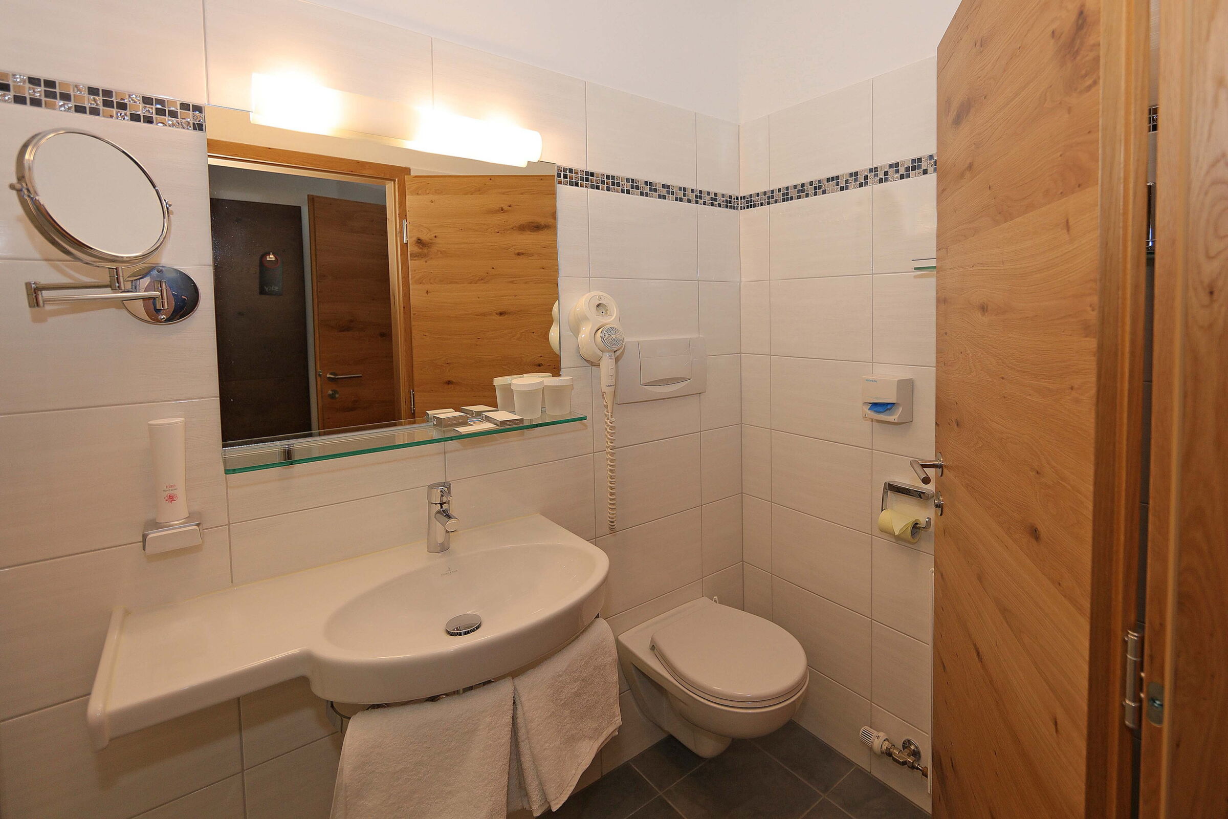 Das weiße Bad im Business-Einzelzimmer im Hotel Der Kaiserhof