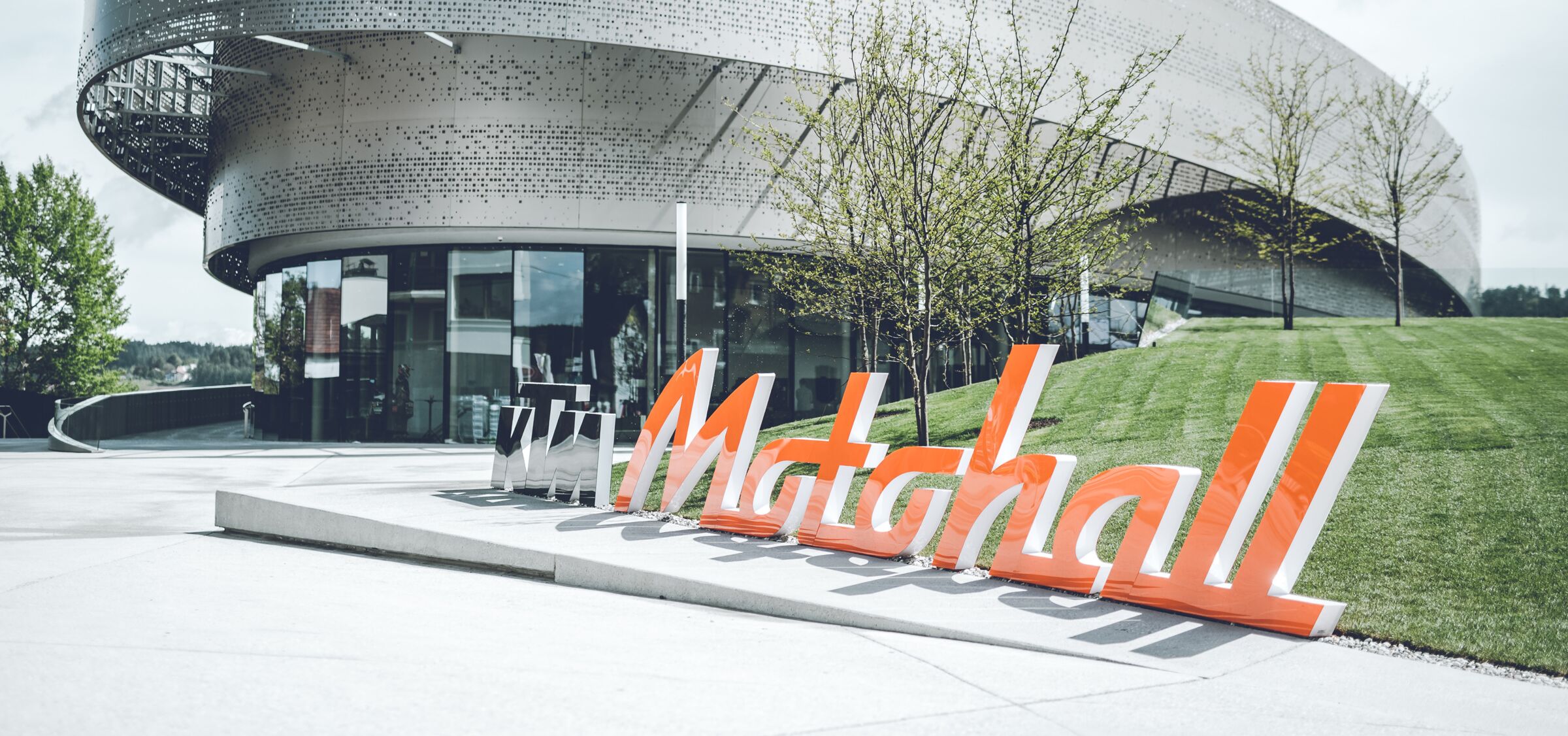 Der Eingansbereich der KTM Motohall in Mattighofen von außen