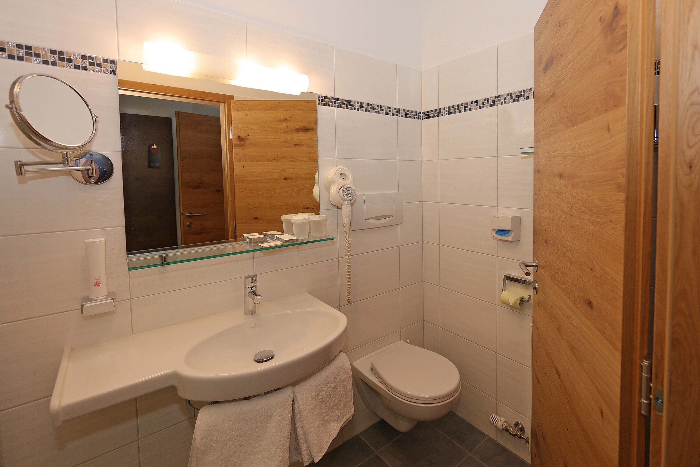 Das weiße Bad im Business-Einzelzimmer im Hotel Der Kaiserhof