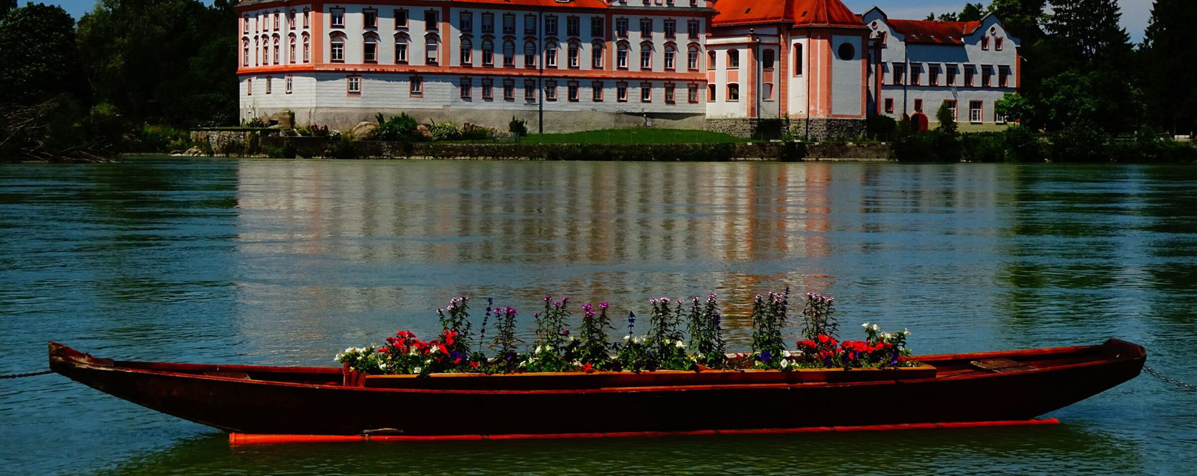 Neuhaus am Inn Castle in Schärding in Upper Austria and a flower bed on a boat © wurliburli | Pixabay