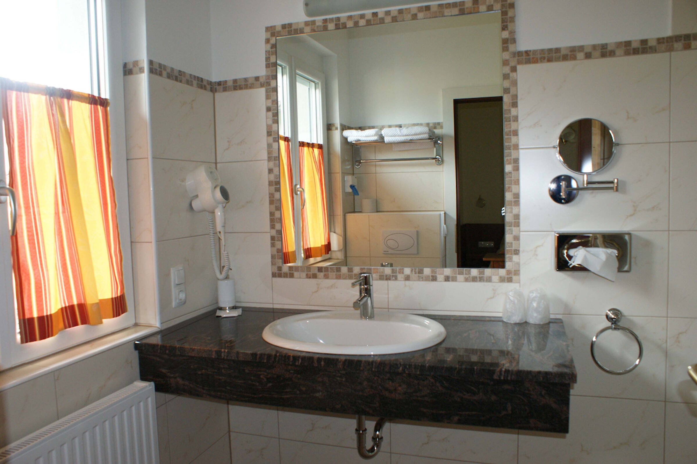 The spacious, classic-style bathroom in the Classic double room at Hotel Der Kaiserhof