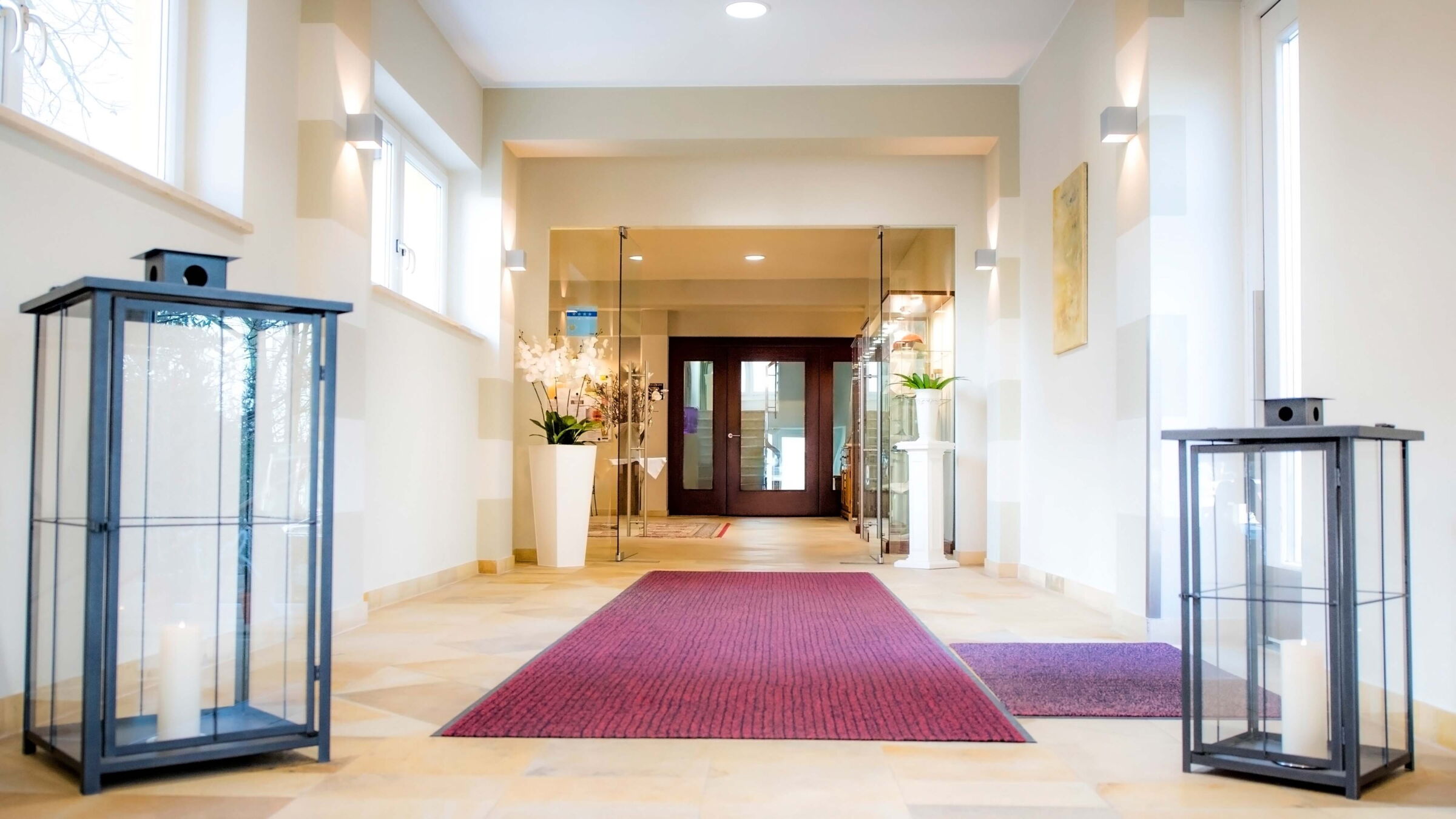 The red carpet in the entrance area of the Hotel Der Kaiserhof.