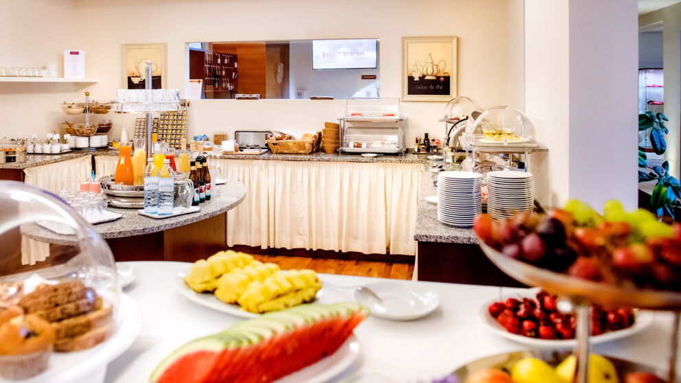 Das Frühstücks buffet des Hotels Der Kaiserhof mit frischem Obs und Gebäck auf einem Tisch.