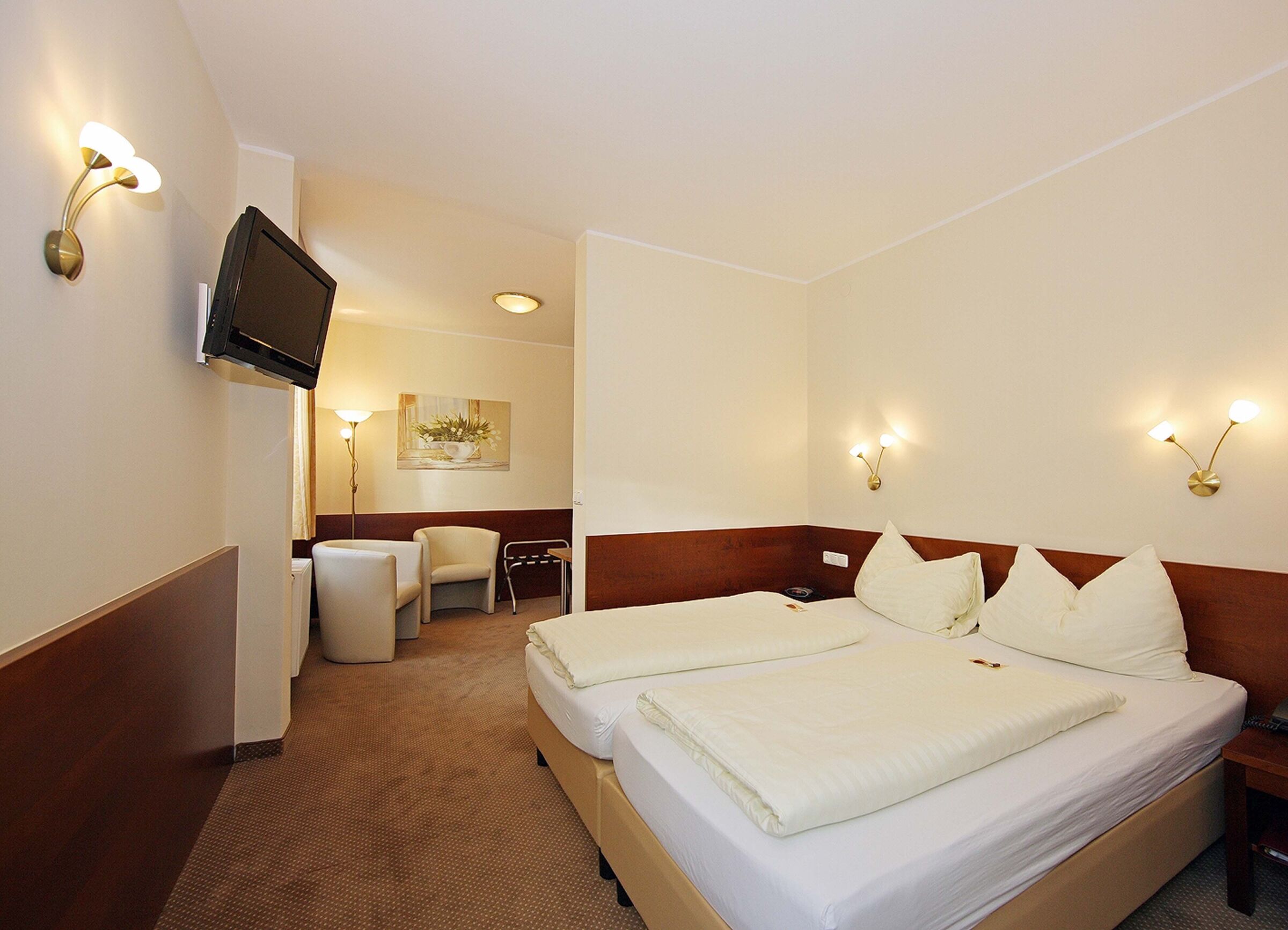Classic double room with box-spring bed and TV at Hotel Der Kaiserhof