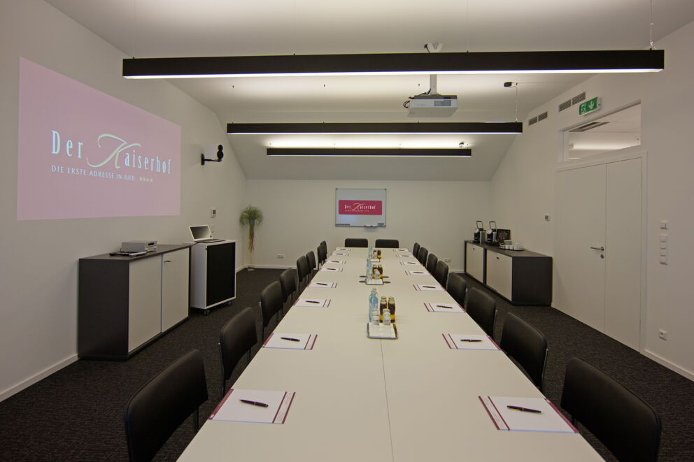 The seminar room at Hotel Der Kaiserhof in Ried with projector and other high-quality equipment