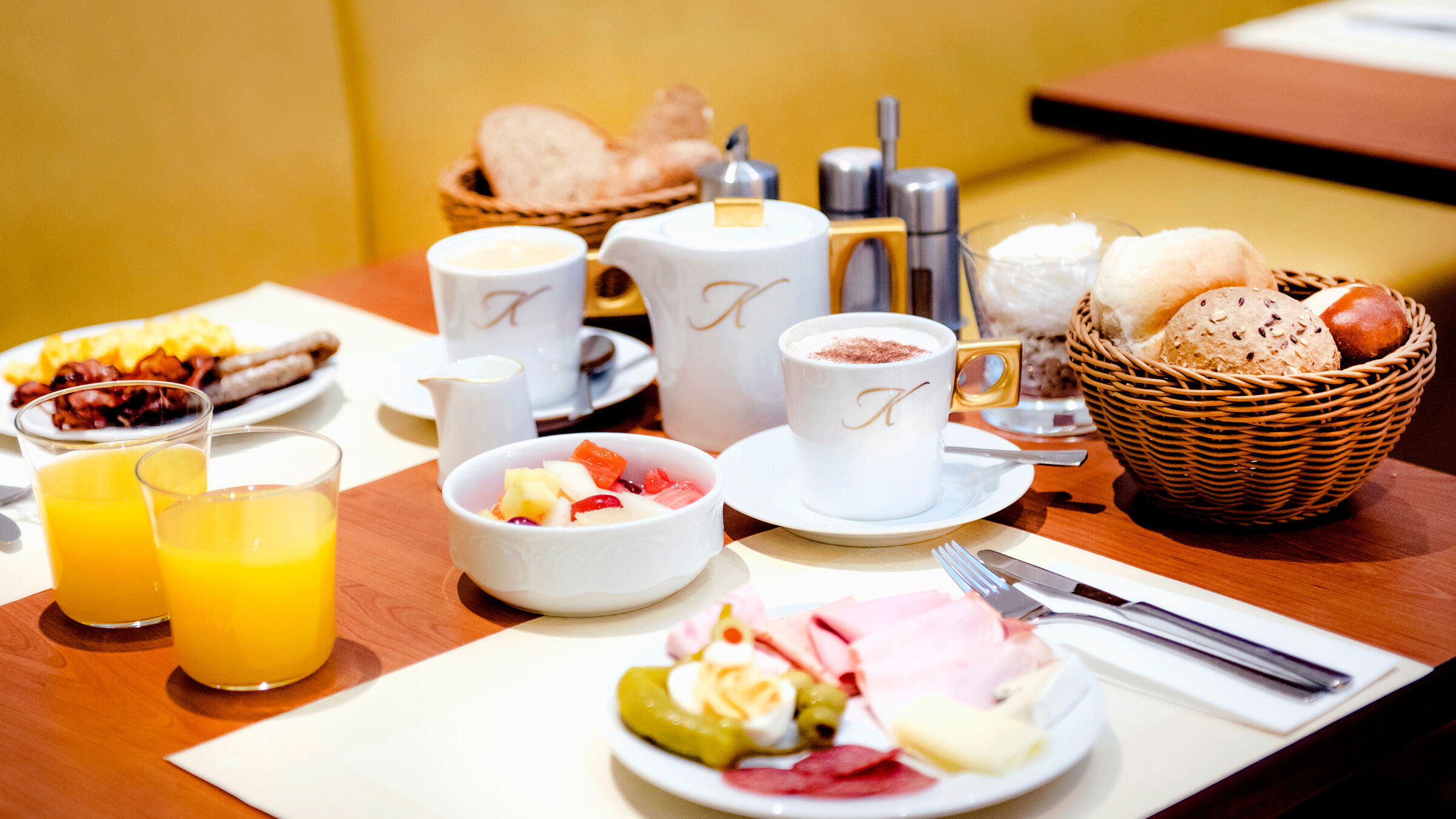 Leckeres Frühstück vom Frühstücksbuffet mit frischem Kaffee, Orangensaft und frisch gebackenem Brot