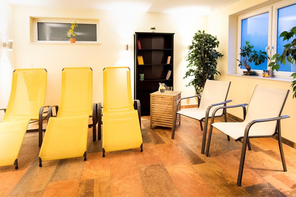 The Relex area with armchairs and deckchairs at Hotel Der Kaiserhof in Ried